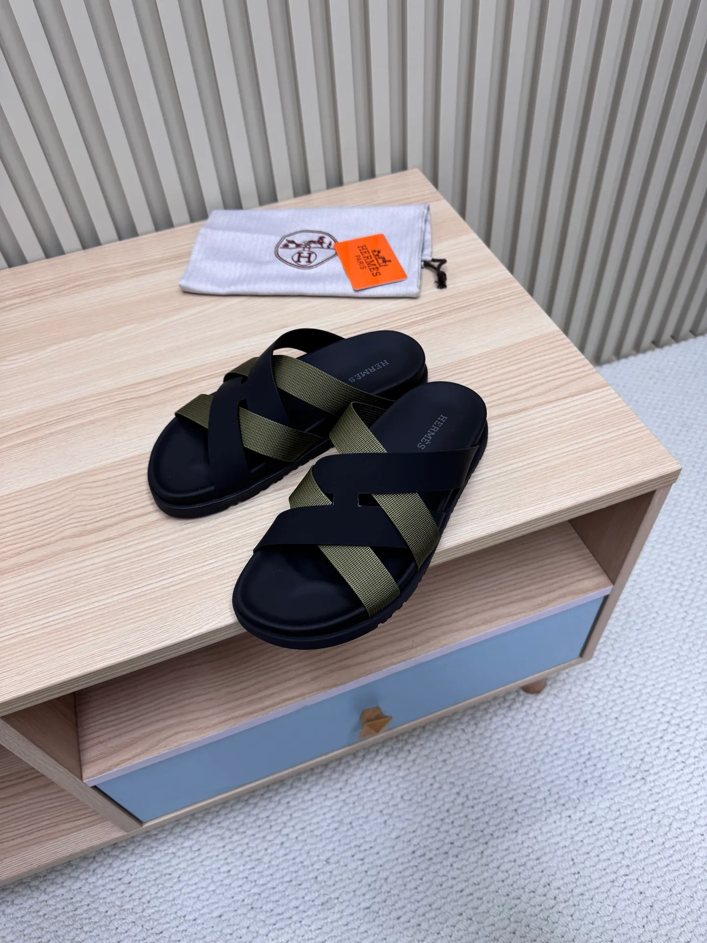 👟👟Ex-factory price 502👟👟 (Top version) Hermes 🐎The extremely popular couple's second uncle slippers/the latest snake print sandals and slippers, paired with various colorful socks, so trendy!  ———————— Upper: imported cowhide/sheep leather/cloth/palmprint leather lining: imported cowhide/sheepskin outsole: Tpu non-slip and wear-resistant outsole Female size: 35-42 (40.41.42 non-returnable and non-exchangeable) Male code: 39-45 (45 non-returnable and non-exchangeable)
